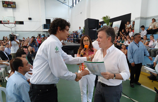 Presidente de Colombia, Juan Manuel Santos entregando premio Emprender a Julian Dario Luna