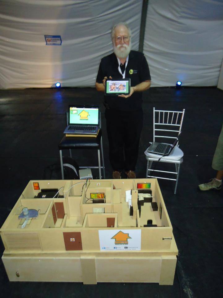 Jon “maddog” Hall, presidente de Linux Internacional probando la casa del futuro creada por DOMOTECO SAS durante el Campus Party Boya.ca 2013.